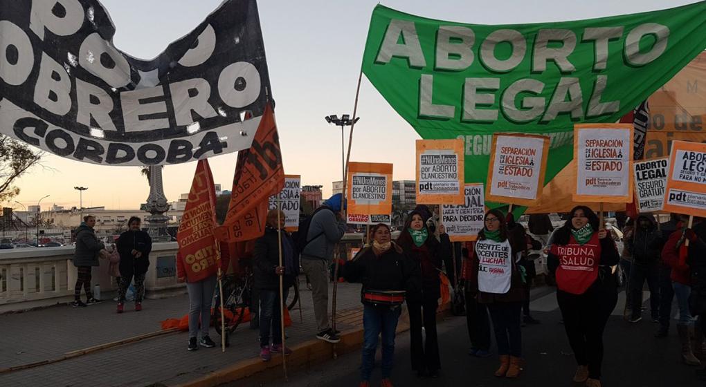 A favor del aborto legal: protesta en el Puente Centenario