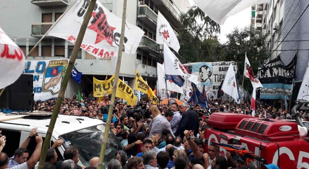 Resultado de imagen para Militantes del peronismo protestan frente a la sede del PJ